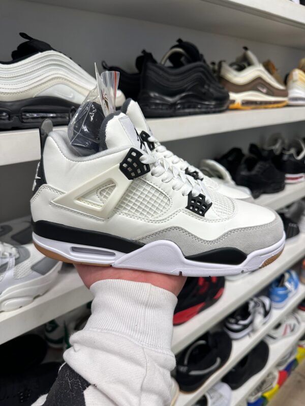 Air Jordan 4 - Image 4