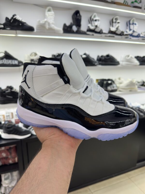 Air Jordan 11 - Image 2